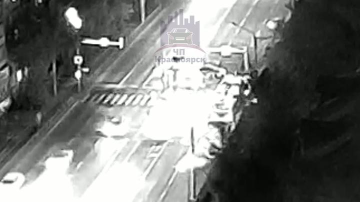 В Красноярске водитель автомобиля выполнил разворот и не убедился в его безопасности