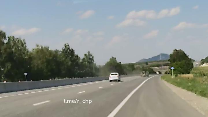 Сольное выступление на фоне горного пейзажа