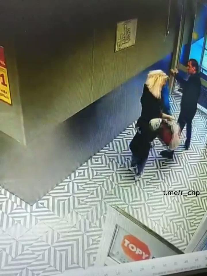 Неведомый конфликт на выходе из "Пятерочки" в Подольске