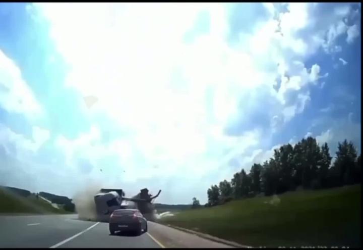 Под Новосибирском большегруз снёс бетономешалку и Хендай Солярис