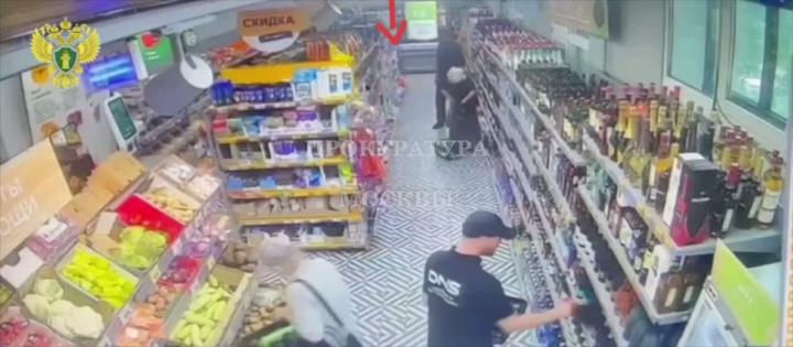 Мужчина на видео совершает хищение из магазина на Проспекте Вернадского