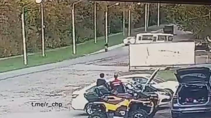 Вчера вечером в нижегородском Сергаче, как пишут полицейские, "68-летний водитель автобуса при повороте налево не уступил дорогу движущемуся навстречу питбайку под управлением подростка"