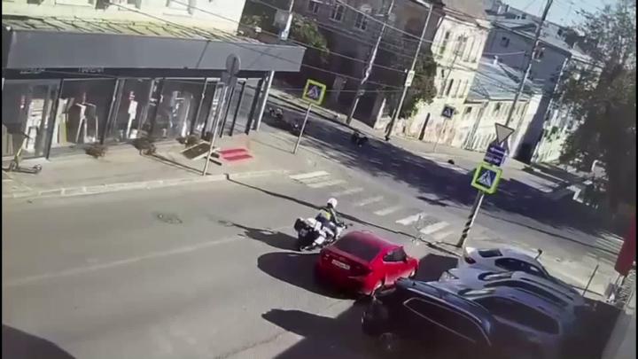 Инспекторы мотобата попытались остановить подростка на питбайке, который еще и двигался с пассажиром