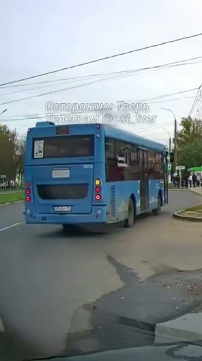 35-летний велосипедист попытался проехать перекрёсток по пешеходному переходу на запрещающий сигнал светофора и столкнулся с 37-летним мотоциклистом, который ехал на зелёный