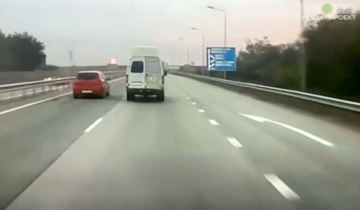Надеюсь, этого "учителя" на легковушке скоро найдут