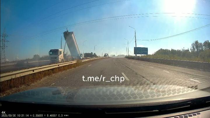 Сегодня на трассе Тула - Новомосковск клали асфальт и на технику безопасности