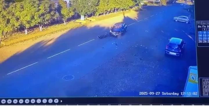 33-летняя водитель автомобиля при развороте не заметила едущий мотоцикл и совершила с ним столкновение