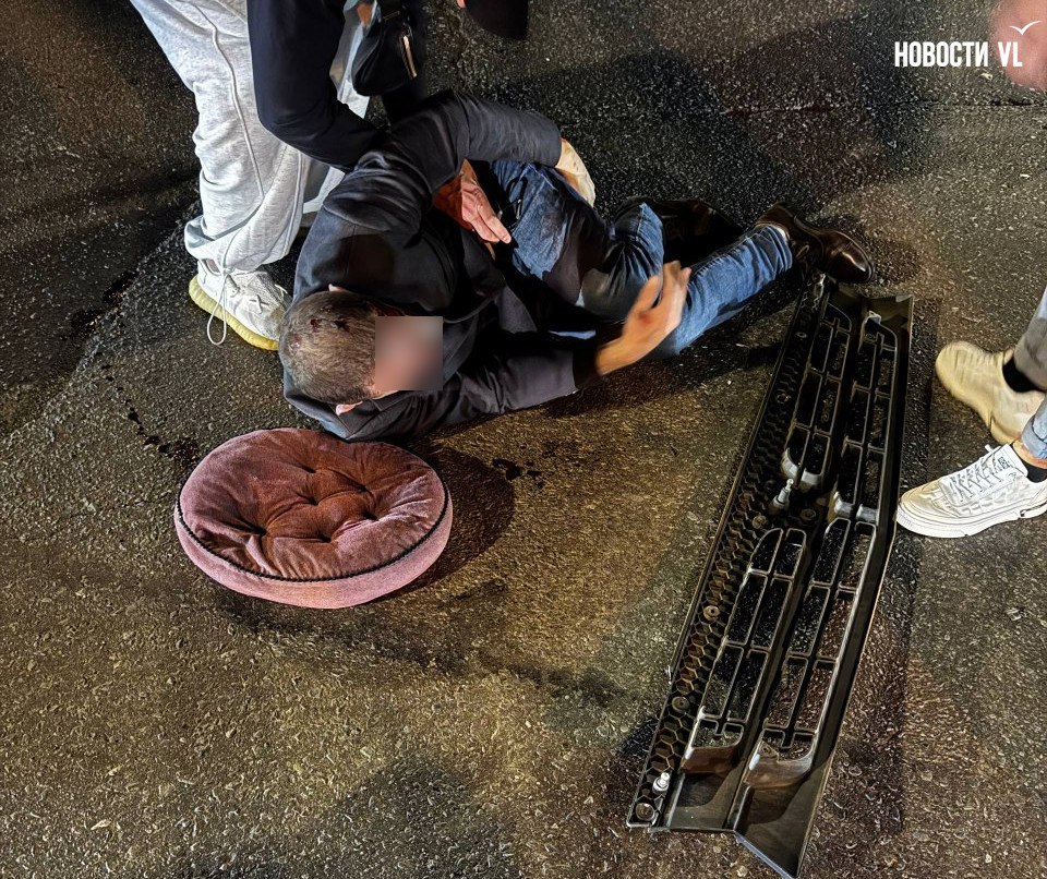 Во Владивостоке на Баляева пьяный мопедист взял на таран автобус