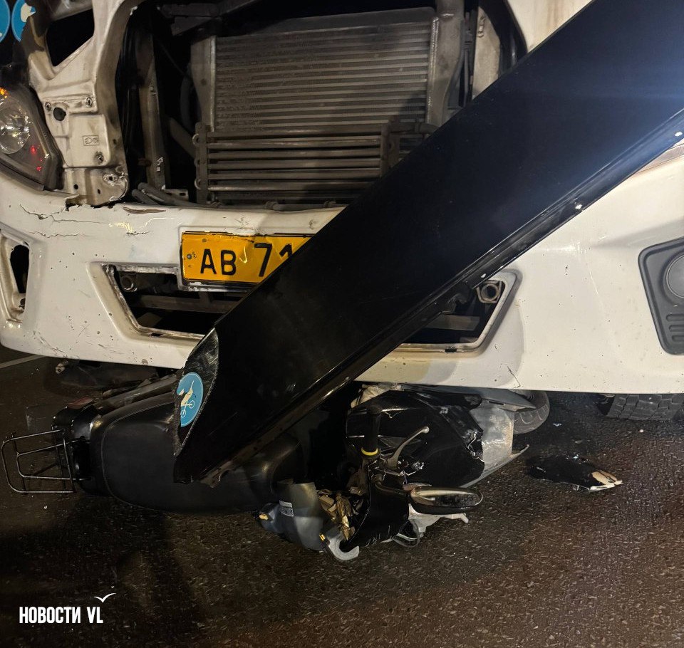 Во Владивостоке на Баляева пьяный мопедист взял на таран автобус