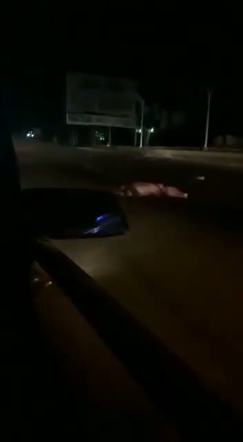 На Филиппинах мужчина оплакивал на дороге своего погибшего брата, когда в этот момент его сбил другой водитель на скорости 130 км/ч