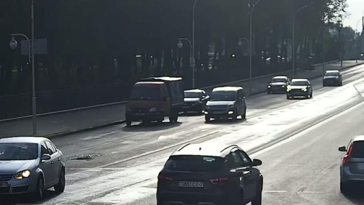 Не стал мелочиться, прихватил обоих