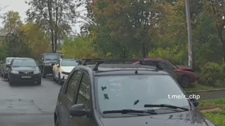 Сегодня утром в Воскресенске припаркованная во дворе дома легковушка после автозапуска тронулась с места и переехала женщину