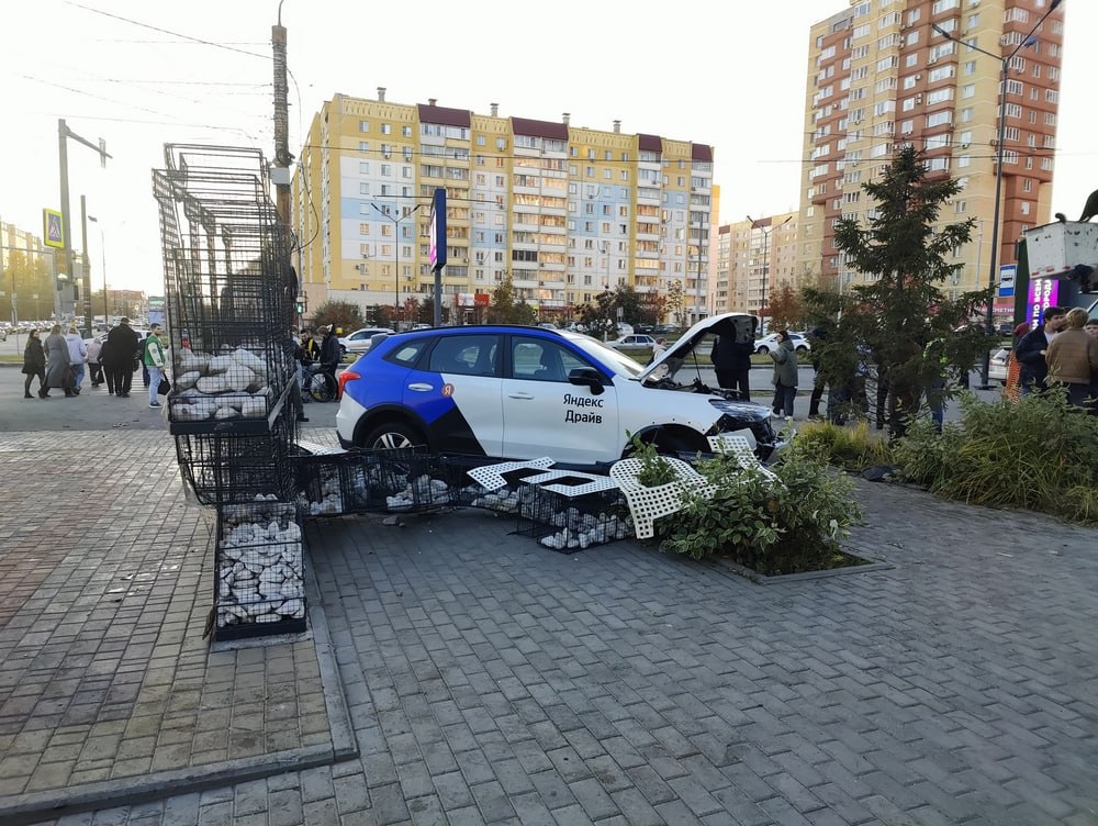 Сегодня днем пугливый водитель каршеринга чуть не наломал дров у торгового комплекса "Елки" в Челябинске – осмотрительный пешеход успел отбежать в сторону