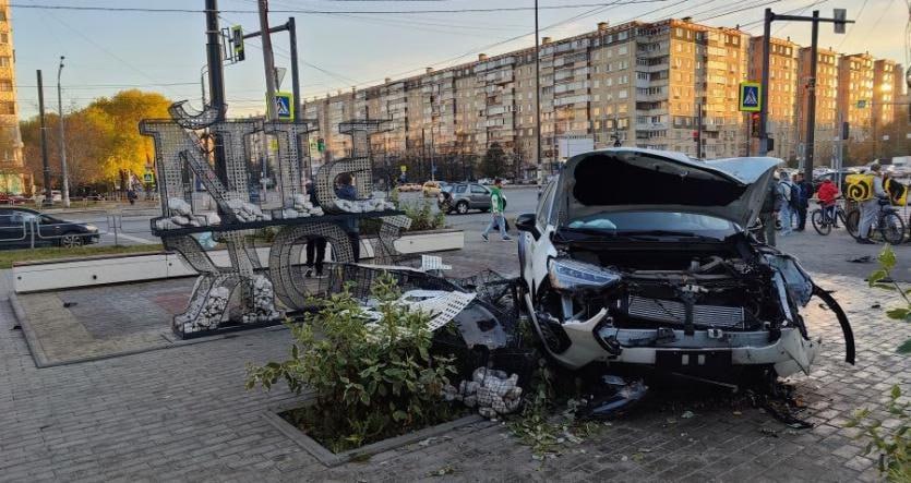 Сегодня днем пугливый водитель каршеринга чуть не наломал дров у торгового комплекса "Елки" в Челябинске – осмотрительный пешеход успел отбежать в сторону