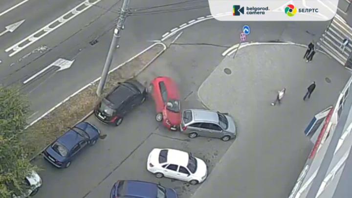 В Белгороде водитель автобуса зацепил попутную машину