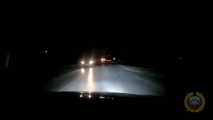 Вчера вечером на юге Волгограда, в районе СНТ "Якорь" поселка Кирова Красноармейского района города, 79-летний водитель "Гранты" зацепил бетонный отбойник, после чего выехал на встречную полосу и столкнулся с Toyota Camry