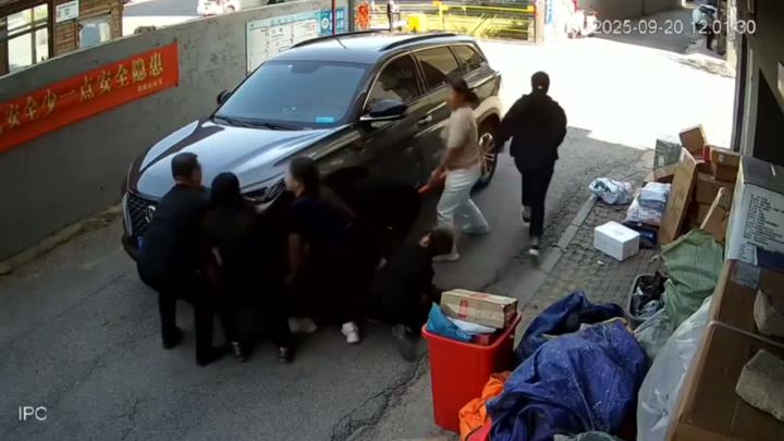 В Китае водитель не заметил ребёнка, играющего на асфальте