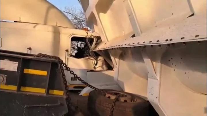 Тоскливо сегодня, а я вот разглядываю последствия свежего ДТП в Зимбабве