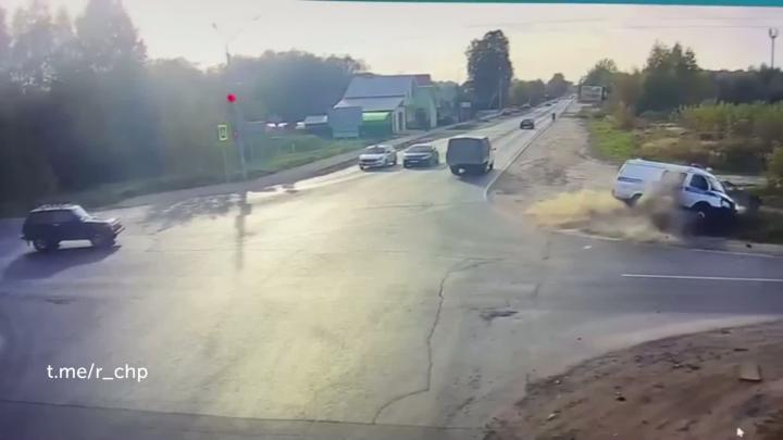"Полицейский автомобиль, двигавшийся по главной дороге с включенными проблесковыми маячками и звуковым сигналом, столкнулся с встречным транспортным средством