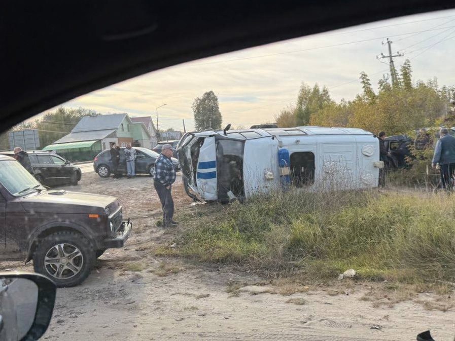 "Полицейский автомобиль, двигавшийся по главной дороге с включенными проблесковыми маячками и звуковым сигналом, столкнулся с встречным транспортным средством