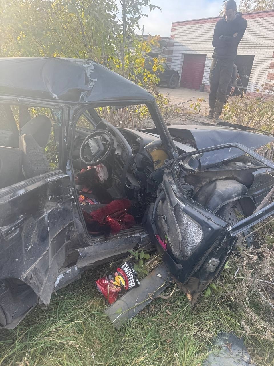 "Полицейский автомобиль, двигавшийся по главной дороге с включенными проблесковыми маячками и звуковым сигналом, столкнулся с встречным транспортным средством