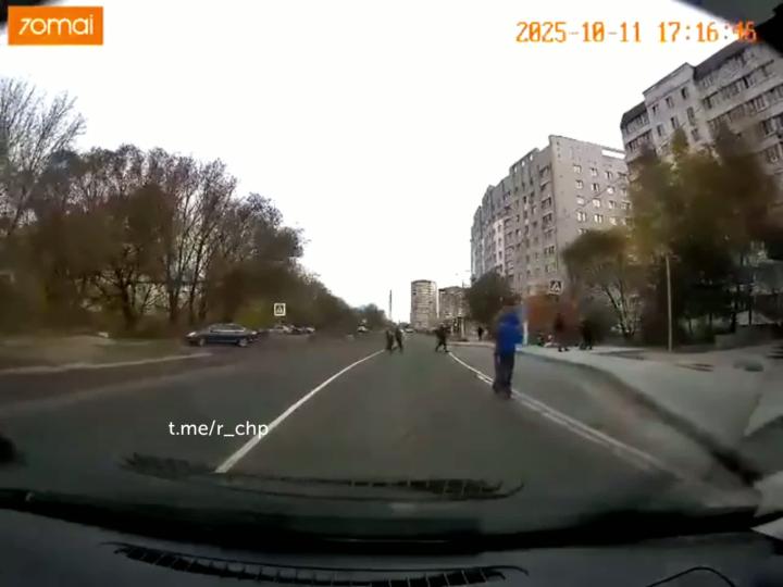 Сейчас, сынок, я покажу тебе, как управлять этой штукой!