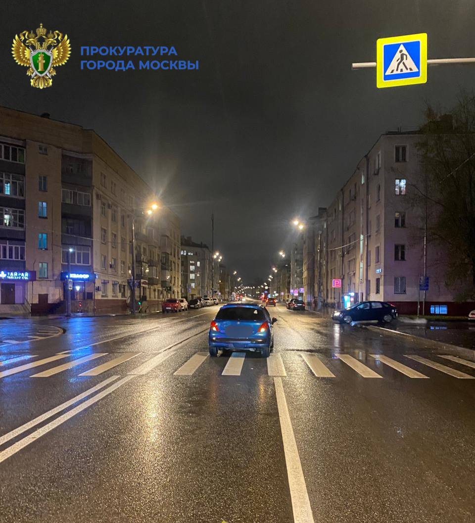 На улице 1-я Дубровская водитель автомобиля сбил двух несовершеннолетних, переходивших проезжую часть по нерегулируемому пешеходному переходу