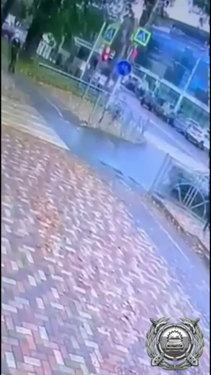 Скользкий тип на самокате