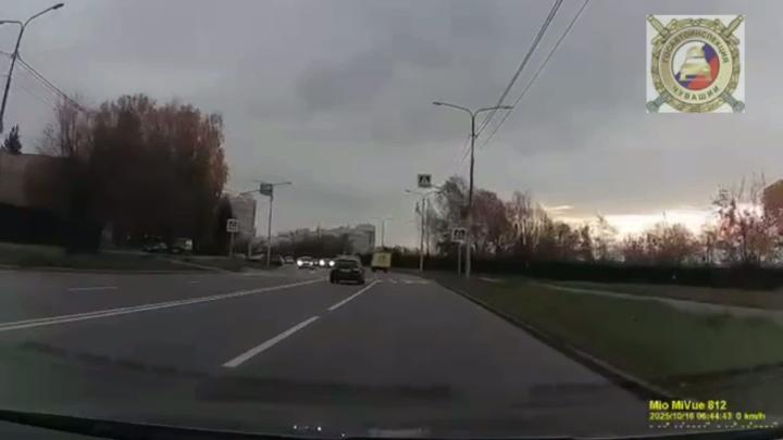 Сегодня утром в Чебоксарах 33-летняя женщина на "Мазде" утратила контроль над ситуацией
