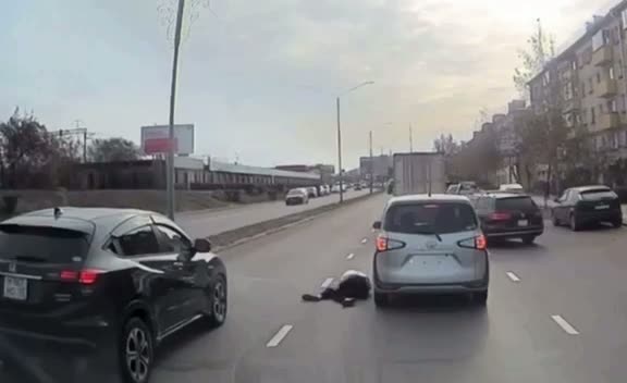 Появление пешехода в таком месте стало для водителя неожиданностью