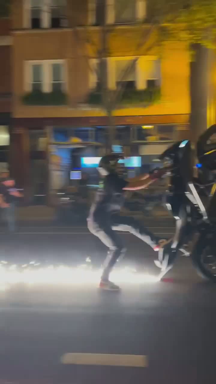 Не, ну а чего он там встал?!