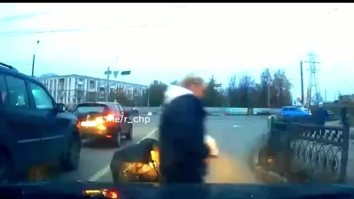 В Туле с 16 октября разыскивают самокатчика, который скрылся с места ДТП, в котором его считают виновным