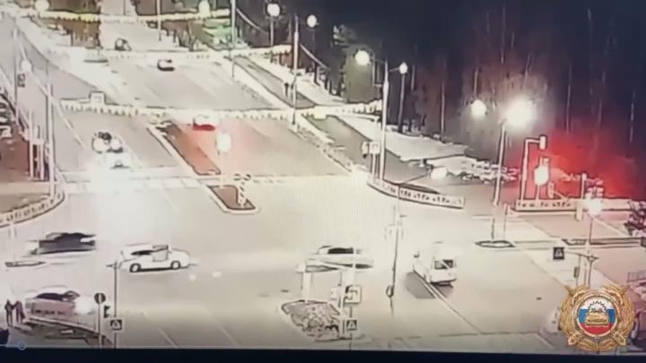 Вчера вечером в Саянске 41-летняя женщина за рулем Mitsubishi Dion тормознула скорую, у которой, по данным ГАИ, работали и люстра, и сирена