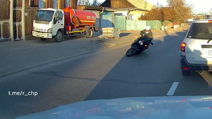 Вчера вечером в Улан-Удэ байкер влетел в колесо автомобиля, а мотоцикл попал под следующую машину