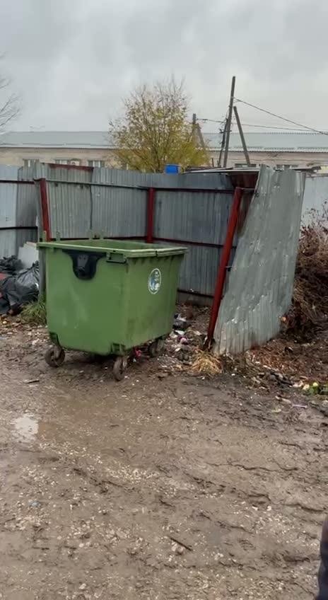 Тут все хорошо

Знаете выражение "яма величиной с КамАЗ"?