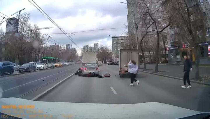 Манёвр мот закончил уже под бампером