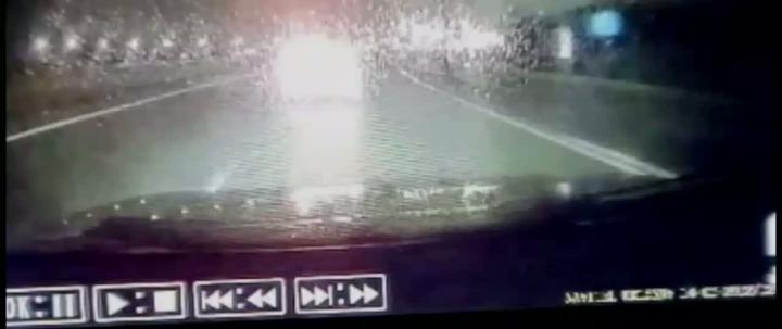 Кто впереди - успел среагировать, а рег - уже нет