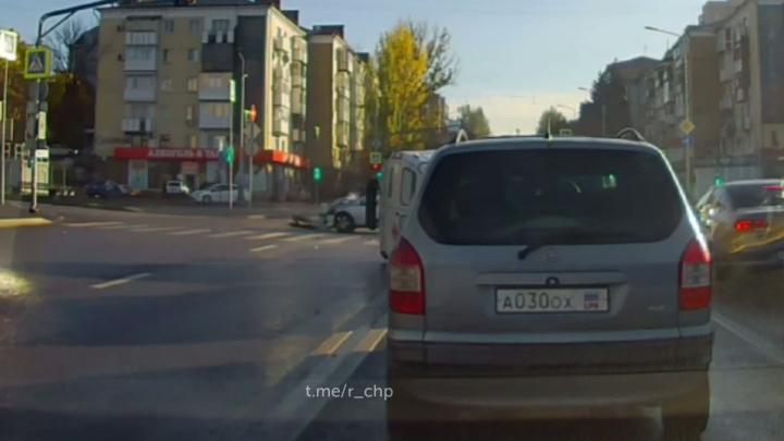 Сегодня утром в Луганске водитель хэтчбека перехватил спешившую на вызов скорую, в итоге помощь врачей потребовалась и шоферу завалившейся на бок машины - у него закрытая черепно-мозговая травма