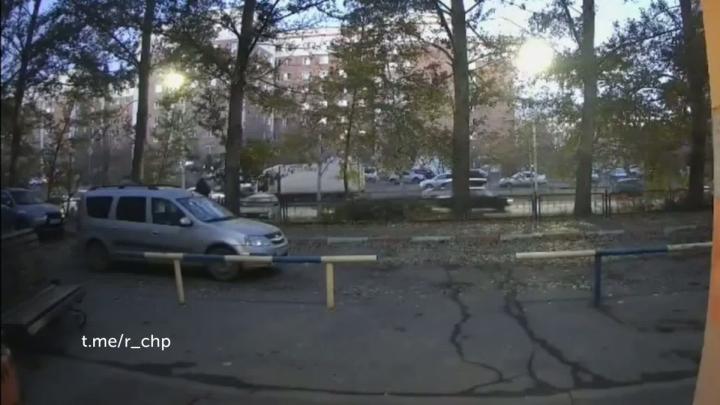 Вернемся в Омск, но теперь на улицу Дмитриева, где вчера утром 61-летний водитель "Ларгуса" сбил трехлетнюю девочку, когда она вместе с мамой шла в детский сад