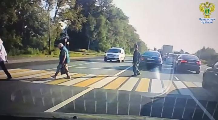 Сегодня прокуратура Чувашии показала кадры фатального сноса пожилой женщины в августе сего года на переходе в Чебоксарах