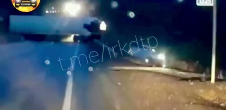 В Иркутской области столкнулись несколько грузовиков и автовоз