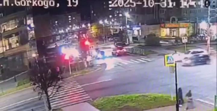 Плохой вечер для чебоксарского школьника

Полтора часа назад 13-летний мальчик с напарником попытался пересечь проспект Горького в Чебоксарах по регулируемому переходу на красный свет