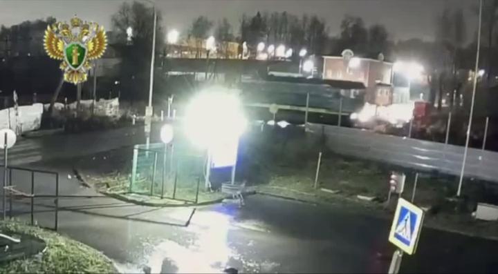 Сегодня 69-летняя дама на "Рено" пыталась преодолеть железнодорожный переезд на автомобильной дороге в Кашира – Малое Видное в Московской области, но в ее планы вмешался локомотив