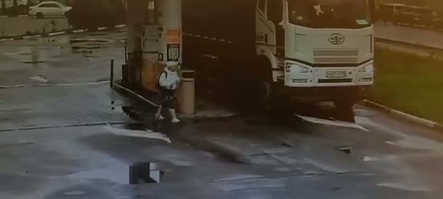 В Подмосковье пенсионерка прокладывала путь через АЗС и попала в слепую зону грузовика