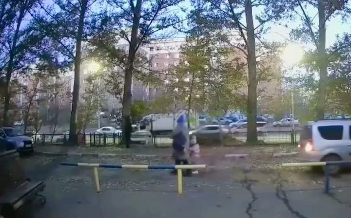 Водитель был слеп, а пешеходы почему-то шли не по тротуару