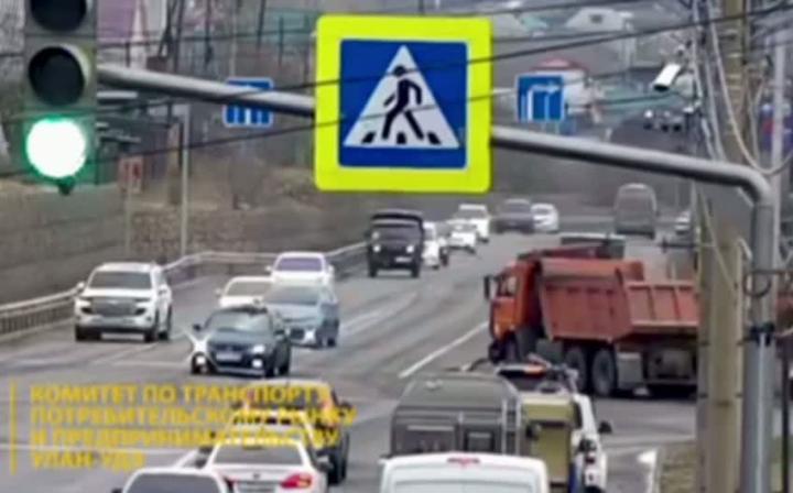 При повороте кран манипулятора как с цепи сорвался