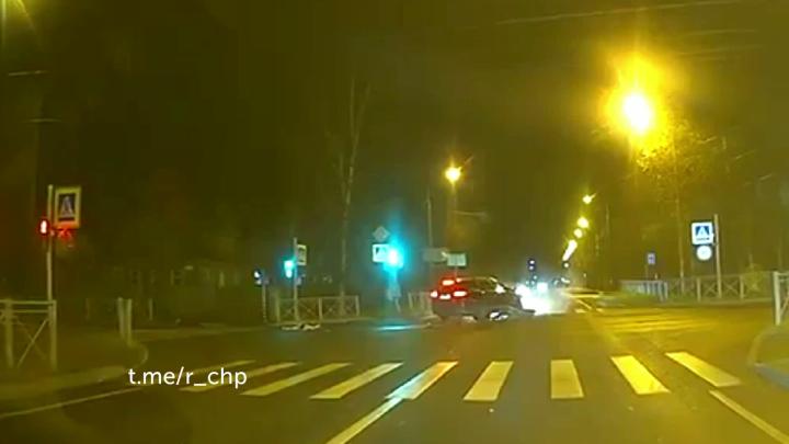 Вчера вечером в поселке Песочный, что в Курортном районе Питера, 46-летний водитель Chery Tiggo, как сказано в сводке, "не предоставил преимущество в движении и столкнулся с питбайком Kayo под управлением 16-летнего учащегося 10-го класса"