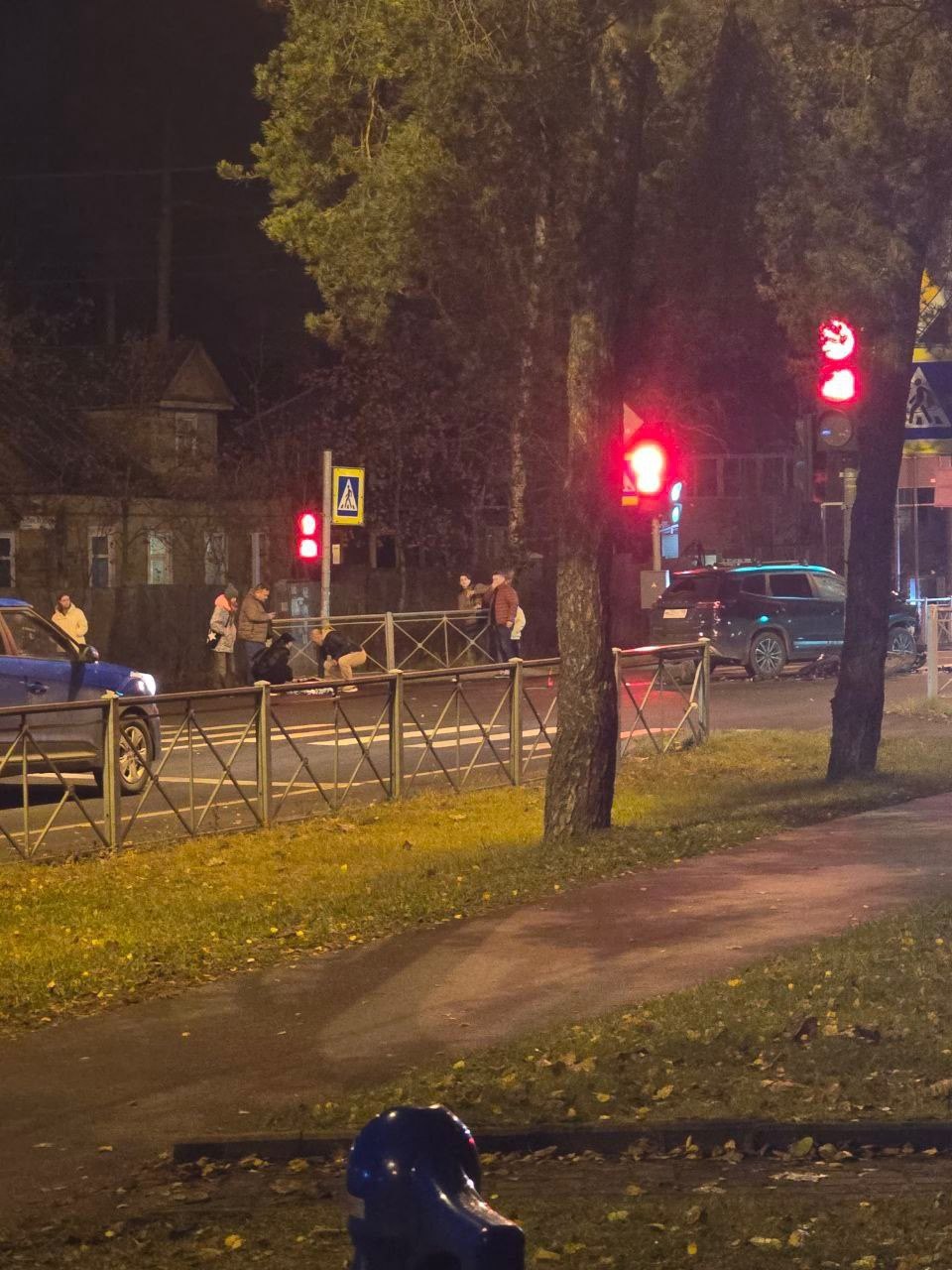 Вчера вечером в поселке Песочный, что в Курортном районе Питера, 46-летний водитель Chery Tiggo, как сказано в сводке, "не предоставил преимущество в движении и столкнулся с питбайком Kayo под управлением 16-летнего учащегося 10-го класса"