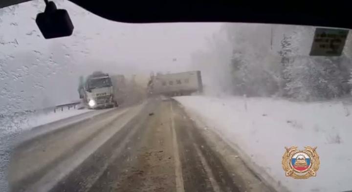 Сегодняшний замес из четырех фур в Иркутской области

Авария произошла на 1581 километре федеральной трассы "Сибирь"