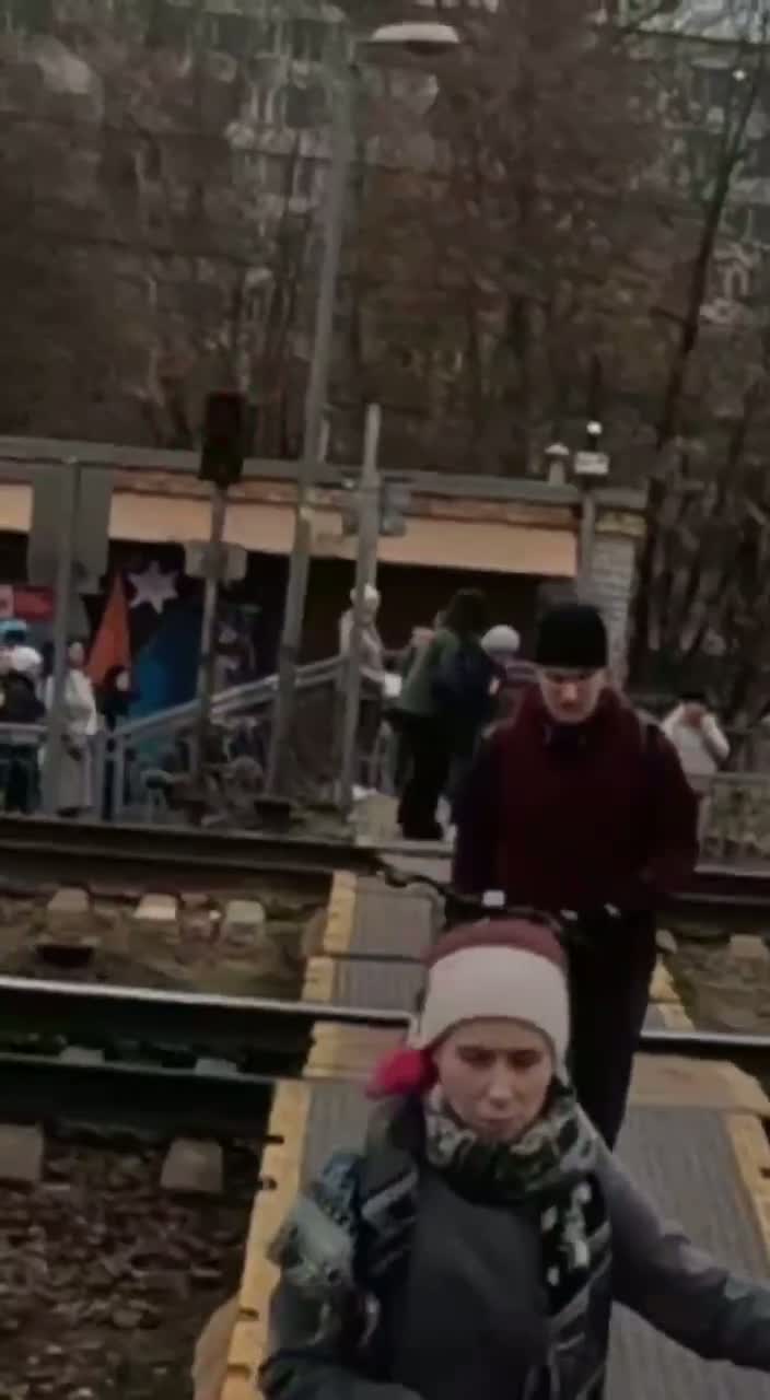 Бабулю девушка вытащила почти из-под колес